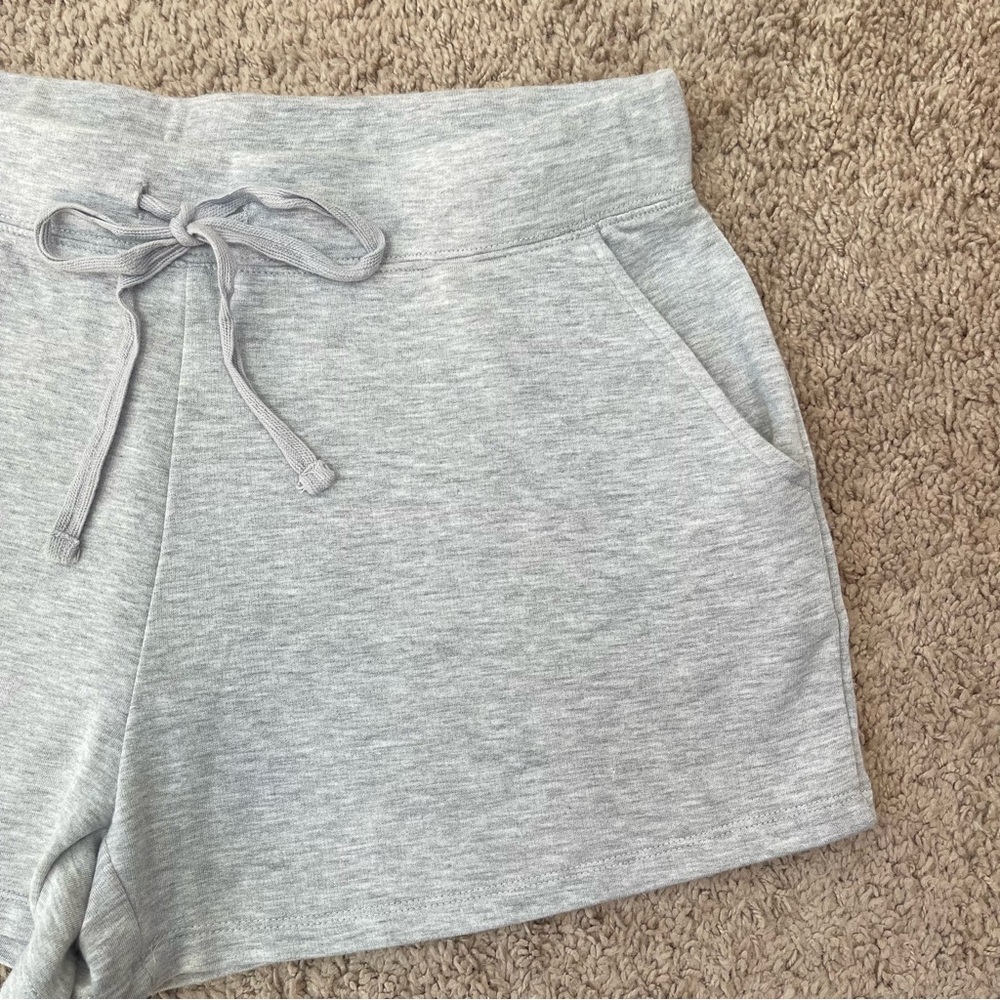 Quince Women’s SuperSoft Fleece Lounge Shorts in Heather Gray Size Medium - Picture 8 of 16